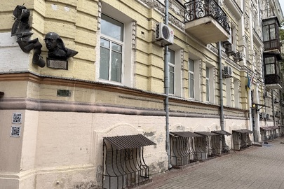 ІПОТЕКА: 1/2 п'ятикімнатної квартири загальною площею 238,5 кв.м., за адресою: м. Київ, вулиця Лютеранська, будинок 28/19, квартира 1
