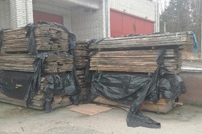 Конфісковане майно за рішенням суду: пиломатеріали (дошка необрізна) породи клен несправжньоплатиновий, клен-явір (Acer pseudoplatanus L) розмірами 50 х 100-490 х 2400-3000 мм., об'ємом 11,325 м. куб.