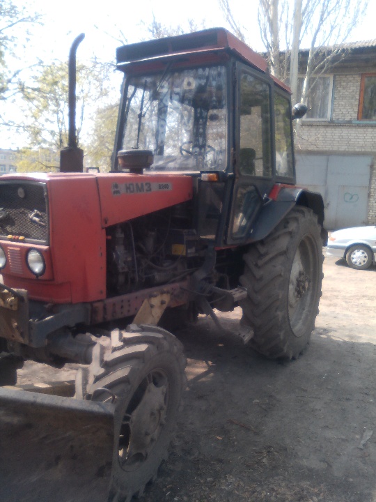 Трактор колісний: ЮМЗ-8240, 2004 р.в, червоного кольору, ДНЗ: 12181 ЯА, VIN: 839971