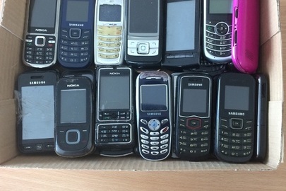 Мобільні телефони в кількості 37 шт