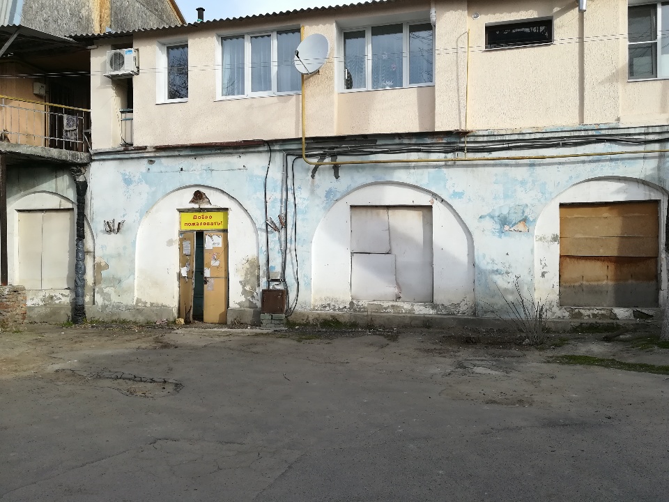 ІПОТЕКА. 1/2 нежитлового підсобного приміщення загальною площею 309.9 м.кв., розташовані за адресою: м. Херсон, вул. Жовтневої революції, буд. 32