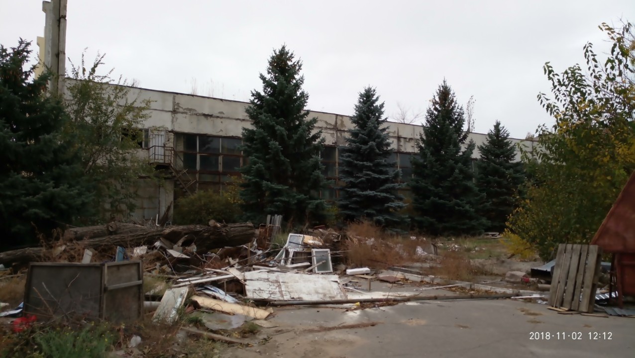Комплекс нежитлових будівель та споруд розташований на земельній ділянці площею 2,6887 га. кадастровий номер 6510700000:12:054:0029, за адресою: Херсонська область, м. Нова Каховка, проспект Перемоги, буд. 7 - П