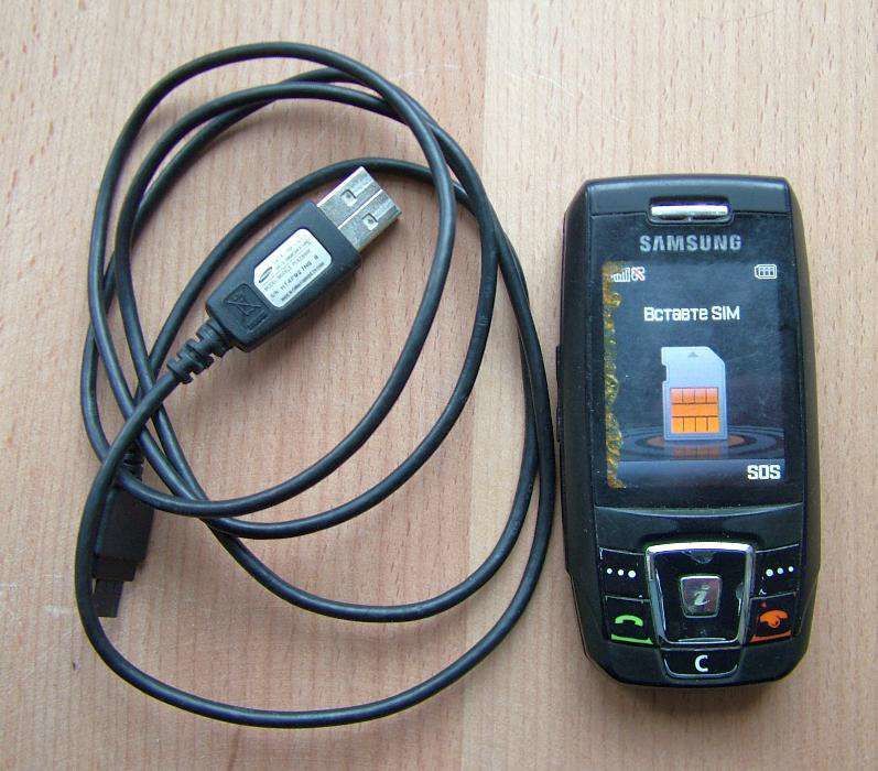Мобільний телефон Samsung та USB кабель