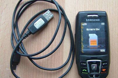Мобільний телефон Samsung та USB кабель