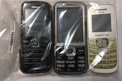 Мобільні телефони - 3 шт. та 2 сім карти мобільного оператора МТС