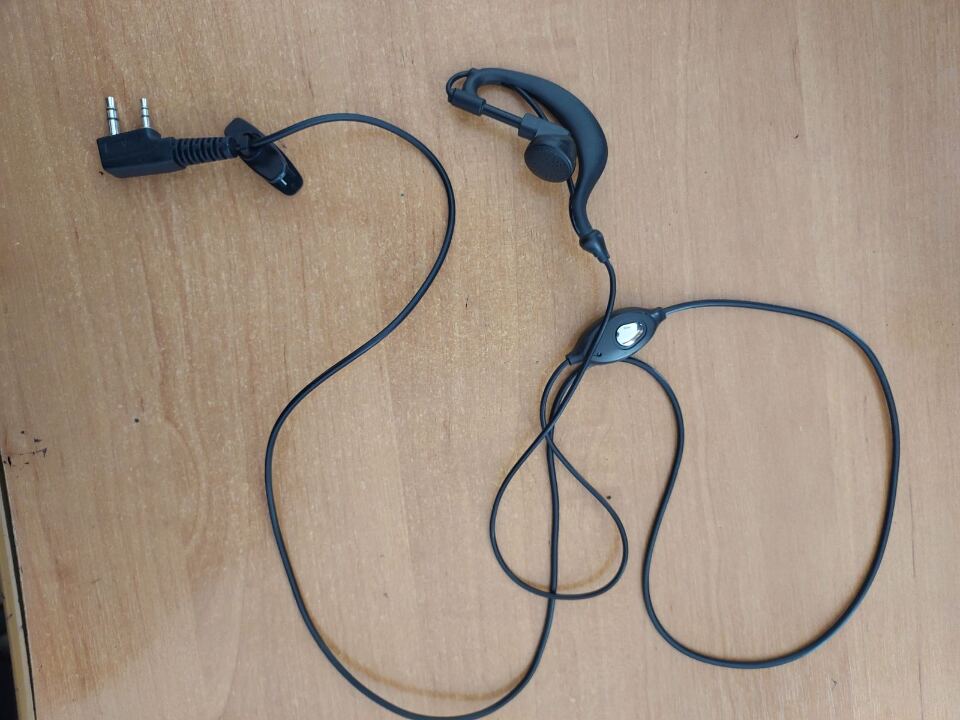 Навушники чорного кольору в загальній кількості 2 шт., б/в