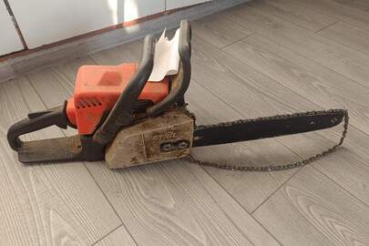 Конфісковане майно за ухвалою суду: Бензопила марки "STIHL-MS180" б/в,  помаранчевого кольору, непрацююча