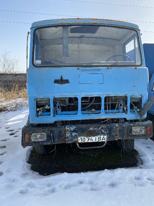 Вантажний автомобіль марки МАЗ, модель: 53371, 1995 року випуску, д.н.з. 1074 ІВА, кузов номер: 3406100S017335МТХ, синього кольору