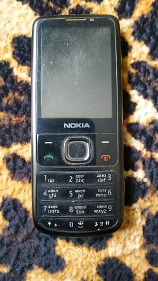 Мобільний телефон марки NOKIA чорного кольору 