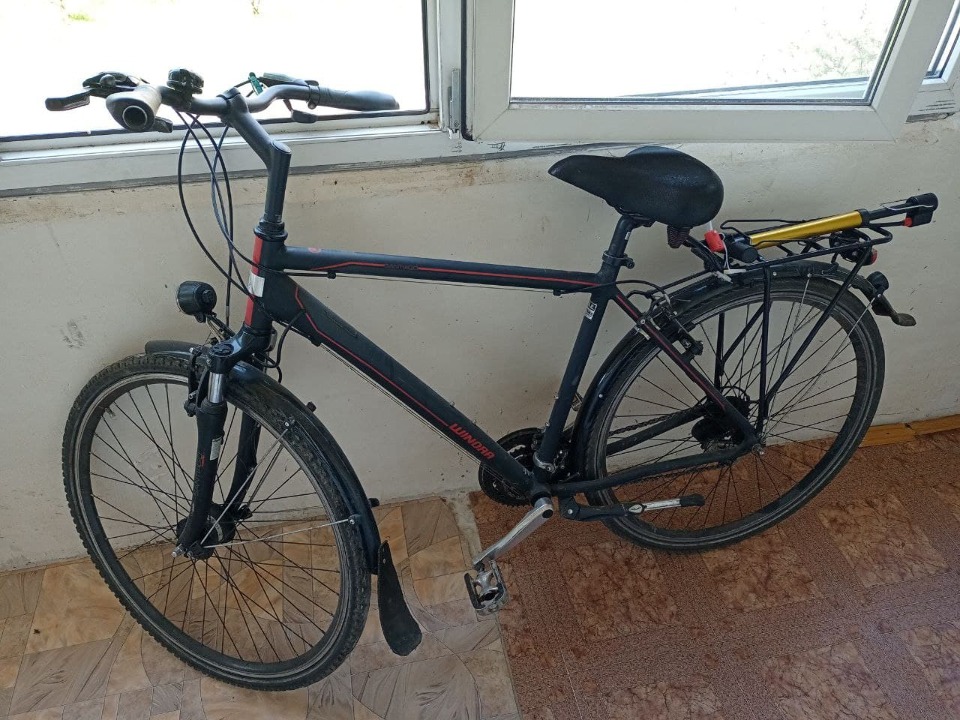 Спортивний велосипед ШINORA, чорного кольору з велосипедним насосом, бувший у використанні