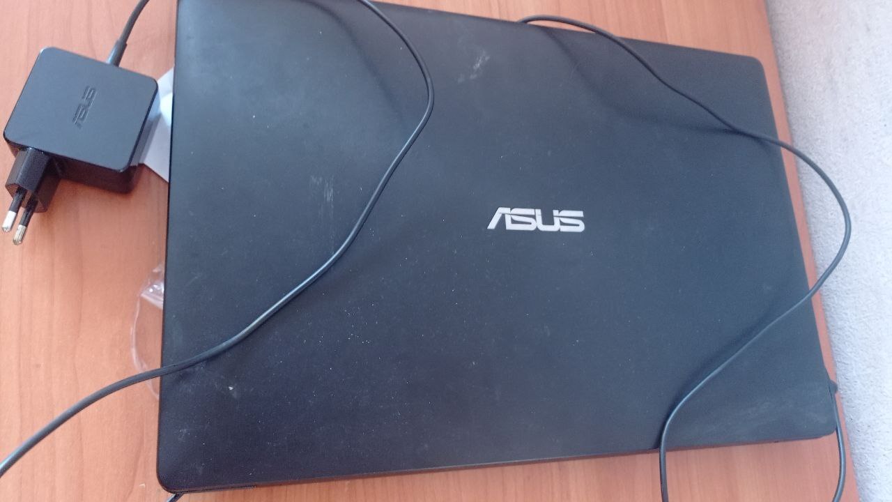 Ноутбук «ASUS Х553М, E9NOCV141225364 CN 8223, Х553 MA-XX092D», чорного кольору, із зарядним пристроєм чорного кольору, б/в