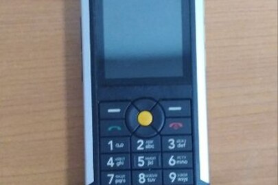 Мобільний телефон торгівельної марки "CAT" модель "В 100" із встановленими батареєю живлення модель "СВ-115" з СІМ-картою оператора мобільного зв'язку "life" та картою пам'яті торгівельної марки "Transcend" формату "MicroSD", стан б/в