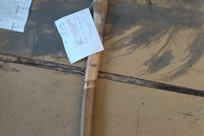 Сокира з дерев'яною ручкою - 1 шт., бувша у використанні