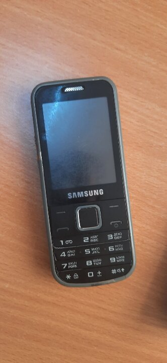 Мобiльний телефон «SAMSUNG» в корпусi чорно-сiрого кольору IМEI 365340047213898, iз сiм картою оператора «Лайф»
