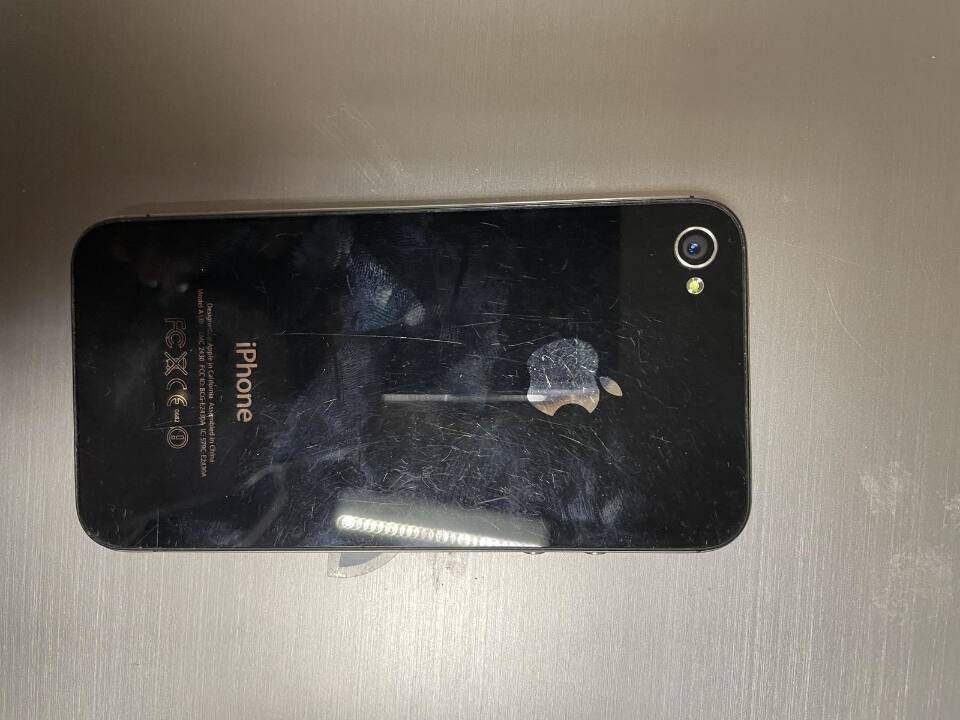Мобільний телефон «iPhone» в корпусі чорного кольору 