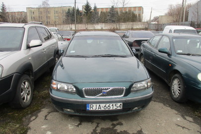 Транспортний засіб марки VOLVO V70, 2001 року випуску, реєстраційний номер RJA66154, № куз. YV1SW65P912120025, синього кольору, об'єм двигуна - 2435 см. куб., бензин/газ