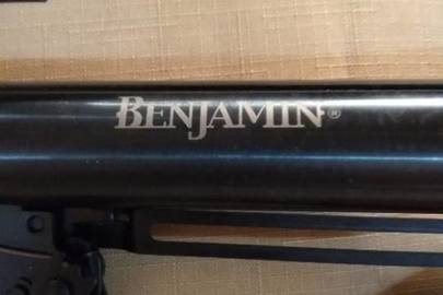 Пневматична гвинтівка (гвинтівка без ложі) з наявним маркуванням "Benjamin" model: 33000,22cal. (5.5 mm) 316x12856, made in China з ознаками використання