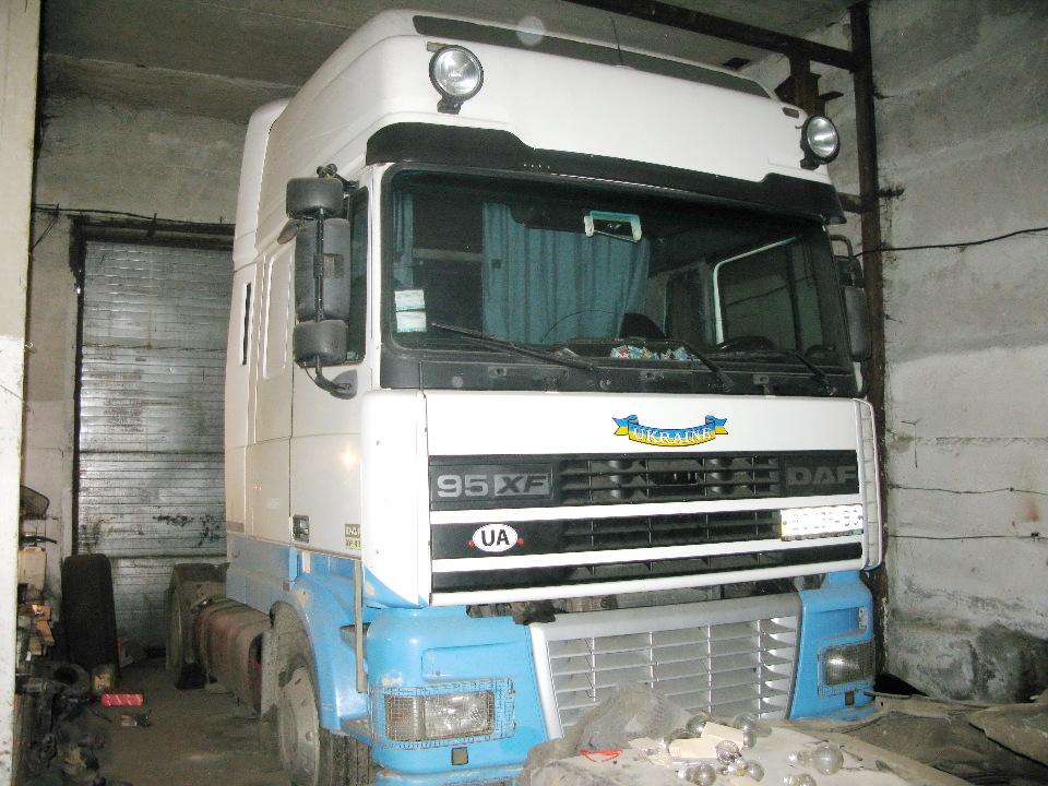 Автомобіль DAF 95XF, сідловий тягач - Е, 2000 року випуску, білого кольору, номер кузова XLRTE47XS0E496293, реєстраційний номер ВС2394ВС 