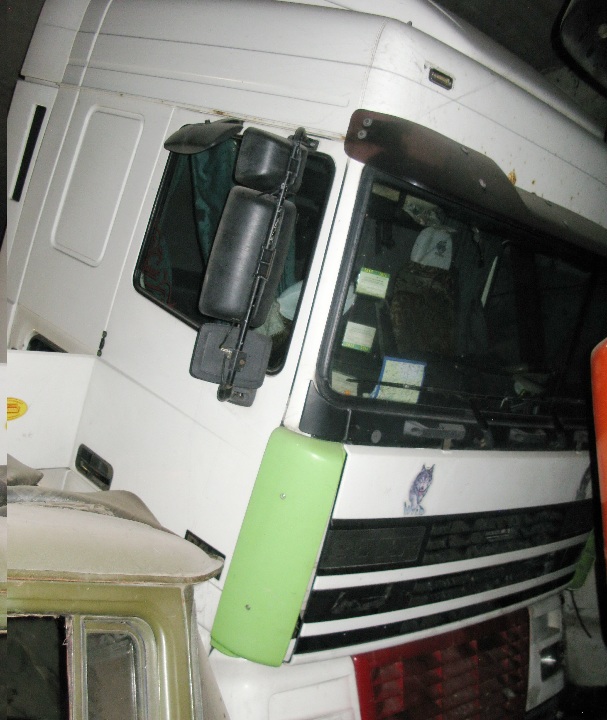 Автомобіль DAF 95XF, сідловий тягач - Е, 2000 року випуску, білого кольору, номер кузова XLRTE47XS0E522086, реєстраційний номер ВС0666АХ 