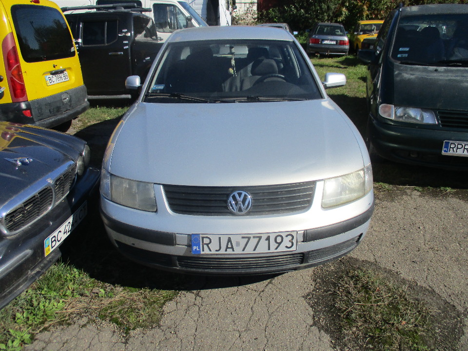 Транспортний засіб марки Volkswagen Passat, 2000 року випуску, реєстраційний номер RJA77193, № куз. WVWZZZ3BZYP296428, сірого кольору, об'єм двигуна - 1595 см. куб., бензин