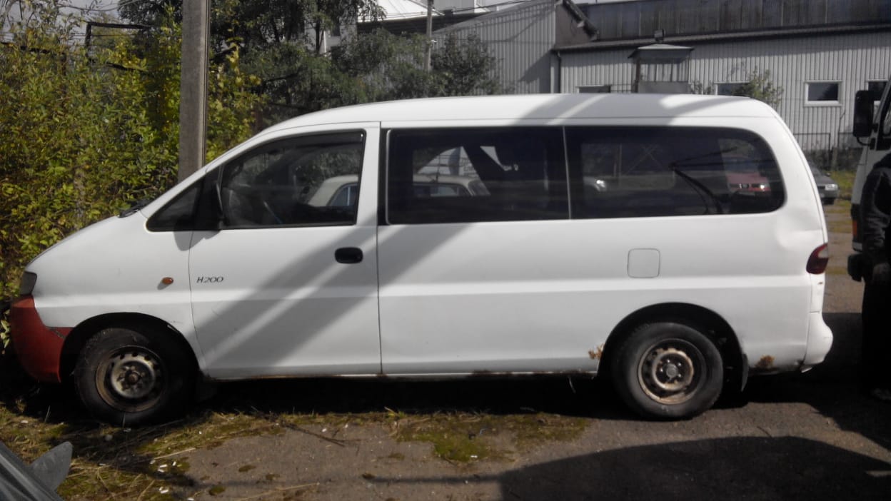 Транспортний засіб марки HYUNDAI H200 пасажирський-В, 1998 року випуску, білого кольору, ДНЗ: ВС0285АІ, №куз. KMJWVH7FPWU052334, об'єм двигуна - 2476 см. куб., дизель