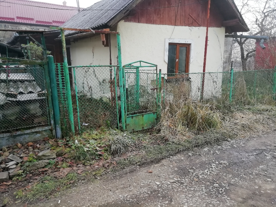 1/6 частки двокімнатної квартири, заг. пл. 44.5 м.кв., що знаходиться за адресою: Львівська обл., м. Дрогобич, вул. Зварицька, 128, кв. 1