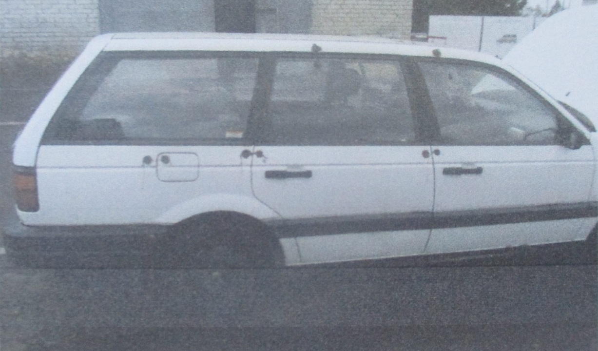Комплектуючі до автомобіля Volkswagen Passat, 1991 р. в., р.н. OFOQ436, б/в, а саме: фара передня ліва - 1 шт., бампер задній - 1 шт., дзеркало бокове - 1 шт., двері передні - 1 шт., двері задні - 1 шт., ліхтар задній - 2 шт., металобрухт вагою 400 кг