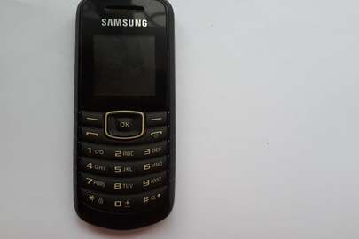 Мобільний телефон марки Samsung, модель GT-E 1080W, з вставленою в нього SIM-картою оператора мобільного зв'язку "Київстар"