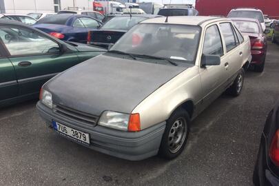 Транспортний засіб марки Opel Kadet, 1990 року випуску, сірого кольору, реєстраційний номер 7U63879, №куз. WOL000049L2637215, об'єм двигуна - 1598 см. куб., бензин