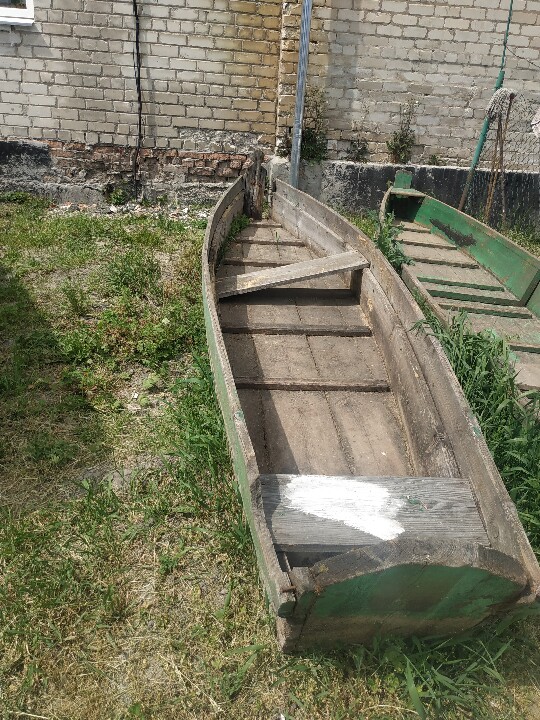Дерев'яний човен, бувший у користуванні