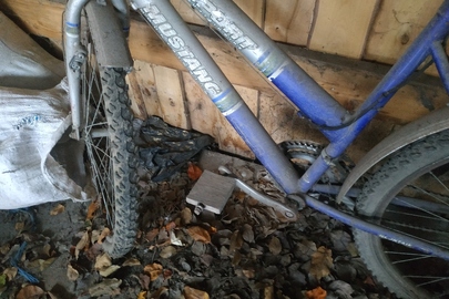 Велосипед двоколісний із рамою синього кольору, б/в, зі слідами пошкоджень