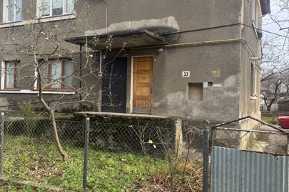 2/3 частини двокімнатної квартири, загальною площею 42 кв.м., за адресою: Чернівецька обл., Дністровський р., м. Хотин, вул. Шевченка, 33, кв. 3