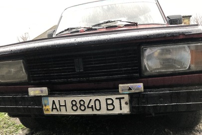 Легковий автомобіль: ВАЗ 21053, червоного кольору, 1992 р. в., VIN: ХТА210530N1284566, ДНЗ: АН8840ВТ