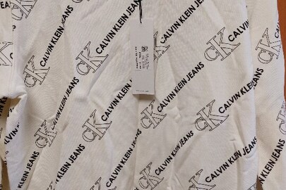 Светр, т/м «Calvin Klein», колір білий з написами «CALVIN KLEIN JEANS», розмір – M, новий
