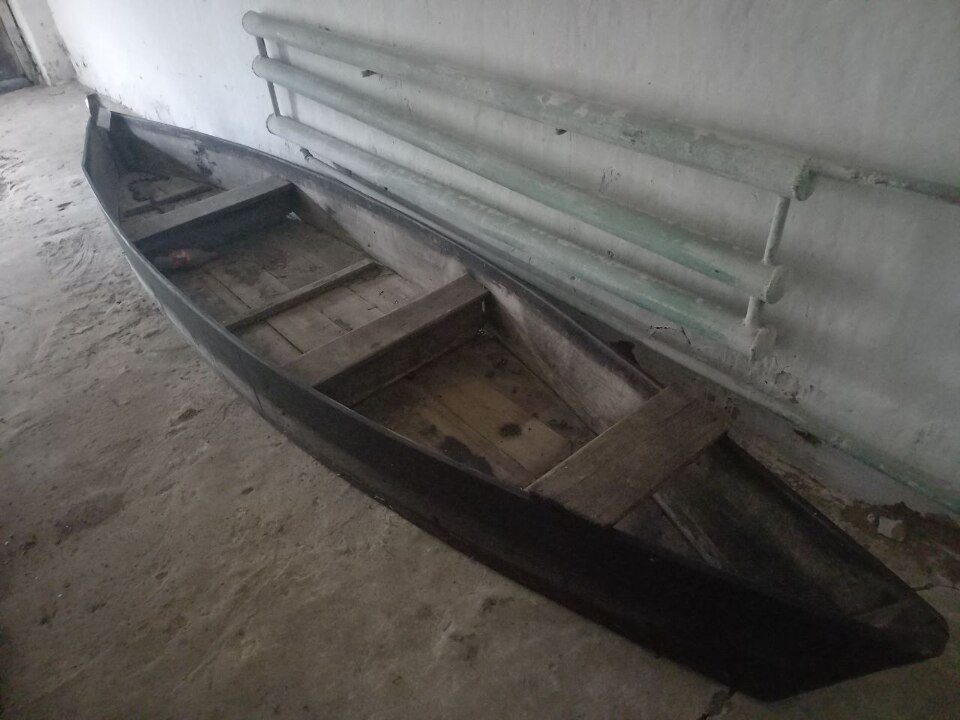 Дерев`яний човен б/в; сітка риболовна ліскова довжиною 10 м, висотою 1 м, вічко 20 на 20 мм б/в