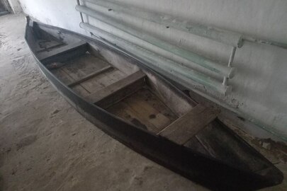 Дерев`яний човен б/в; сітка риболовна ліскова довжиною 10 м, висотою 1 м, вічко 20 на 20 мм б/в