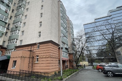 Однокімнатна квартира загальною площею 39,8 кв.м., що знаходиться за адресою: м. Київ, вул. Рибальська, буд. 8, кв. 9