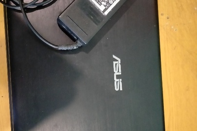 Ноутбук "ASUS", чорного кольору, модель X55V, бувший у використанні та зарядний пристрій до ноутбука