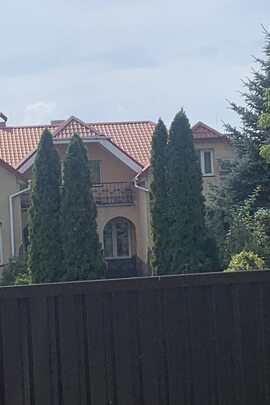 Житловий будинок загальною площею 430,5 кв.м та земельна ділянка, кадастровий номер: 3222486001:01:005:0017, заг. площею 0,1522 га, за адресою: Київська область, Києво-Святошинський р-н, село Петрушки, вулиця Лісна, будинок 20