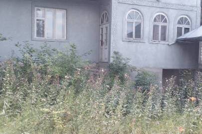 Предмет іпотеки. Житловий будинок загальною площею 85.50 м.кв., житловою площею 50.50 м.кв. та належні до нього господарські будівлі і споруди, за адресою: Чернівецька обл., Хотинського р-н, с.Владична, провул.Спортивний 1-й, будинок №3