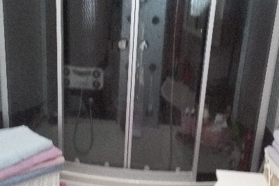 Душова кабіна білого кольору з розсувними дверцятами (гідробокс) 