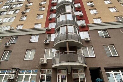Трикімнатна квартира загальною площею 104,60 кв.м, що розташована за адресою: місто Київ, вулиця Юлії Здановської (колишня назва вул. Ломоносова), будинок 46/1, квартира 879