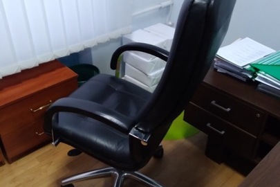 Крісло офісне шкіряне 55х122х60, б/в у кількості 1 шт.