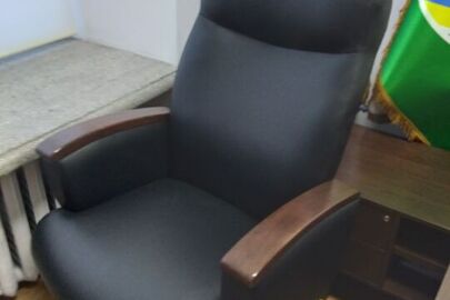 Крісло офісне шкіряне 77х125х63, б/в у кількості 1 шт.