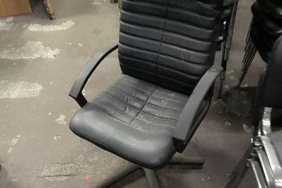 Крісло офісне, поворотне, без коліс, б/в у кількості 2 шт.