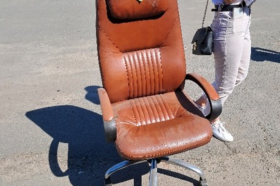 Крісло керівника на колесах, коричневе, б/в у кількості 1 шт.