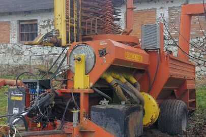 Причіпна механічна машина для збирання гарбузів КЕ 2000, 2001 року випуску, б/в