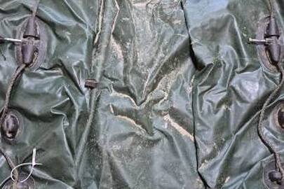 Конфісковане майно за рішенням суду: гумовий човен зеленого кольору та двоє весел, б/в