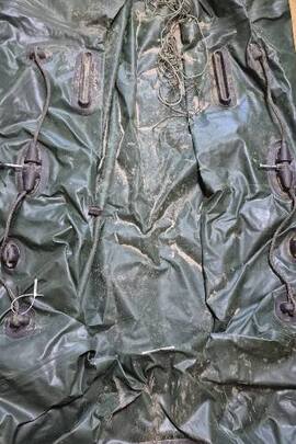 Конфісковане майно за рішенням суду: гумовий човен зеленого кольору та двоє весел, б/в