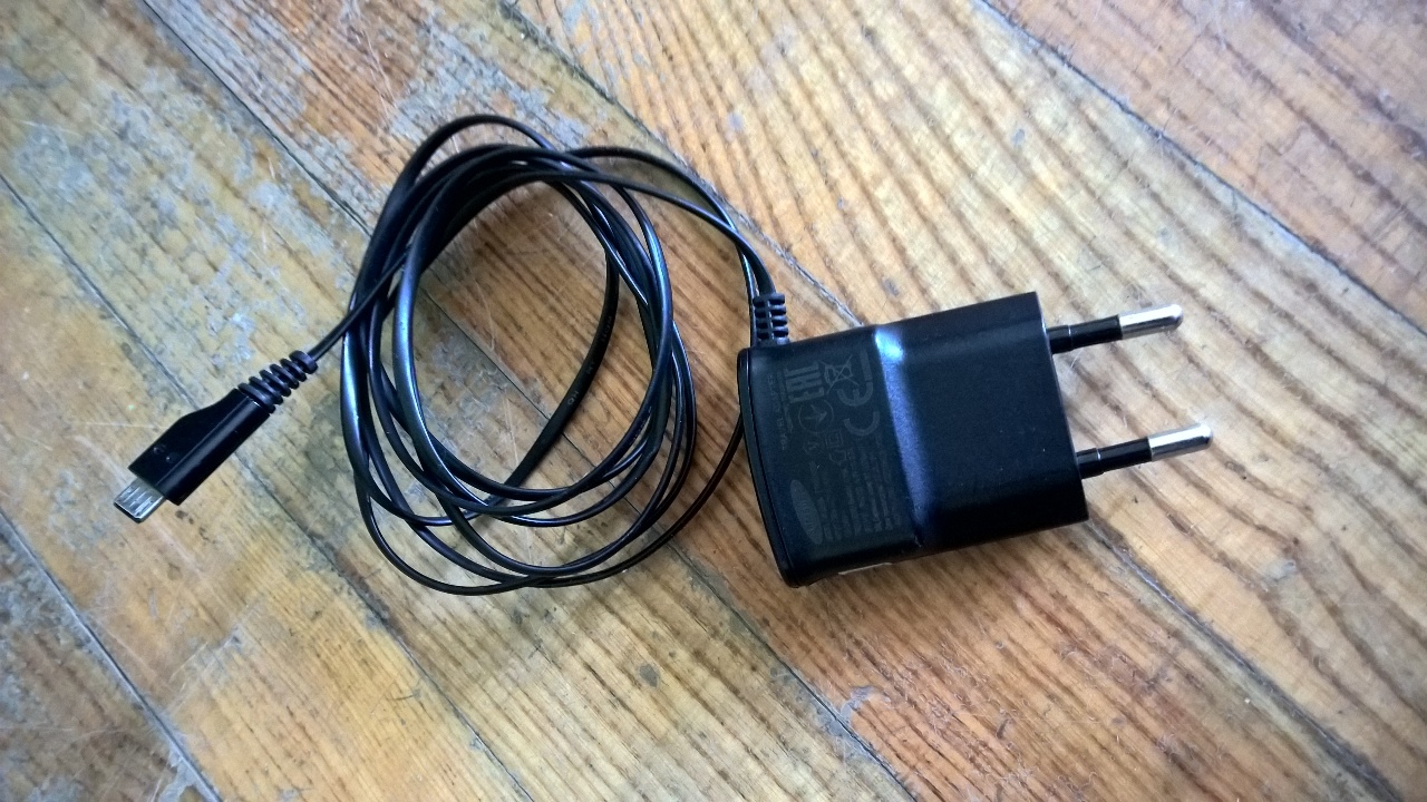 Зарядний пристрій марки SAMSUNG, чорного кольру, робочий стан не перевірявся 